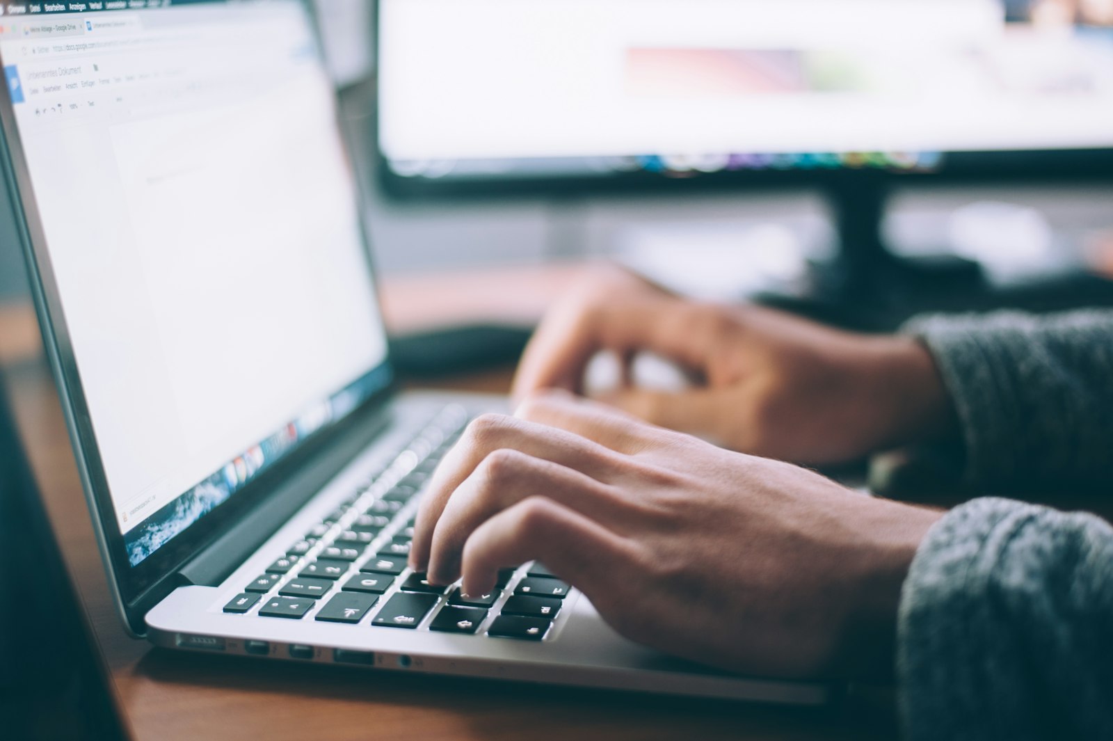 Hände tippen auf einem Laptop mit einem geöffneten Chrome-Browser — alltägliche Recherche im Netz.